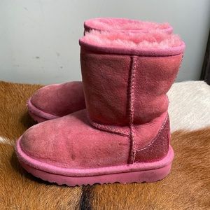 Toddler gril UGG winter boots size 9 chexk them out very nice thanks 🙏